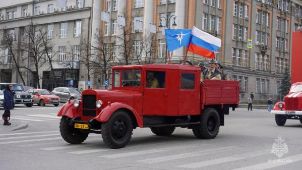 По центру Екатеринбурга проехал конный обоз и ретро-пожарные машины - Фото 2