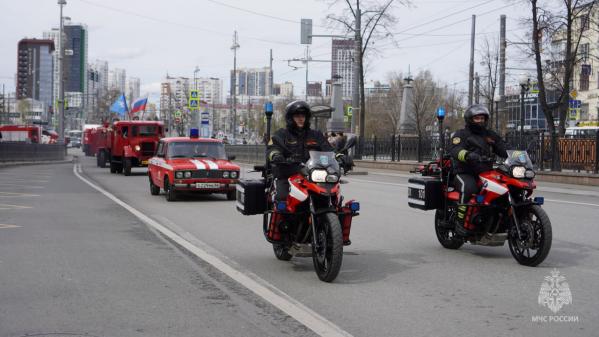 По центру Екатеринбурга проехал конный обоз и ретро-пожарные машины - Фото 3