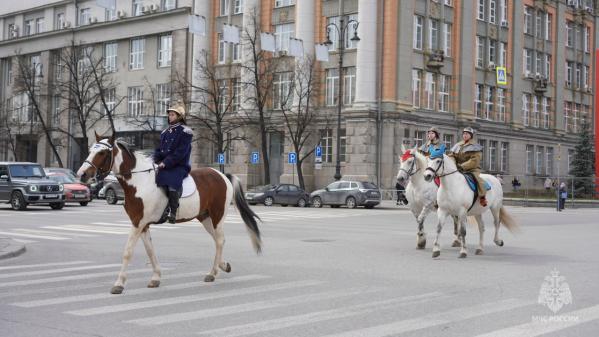 По центру Екатеринбурга проехал конный обоз и ретро-пожарные машины - Фото 4