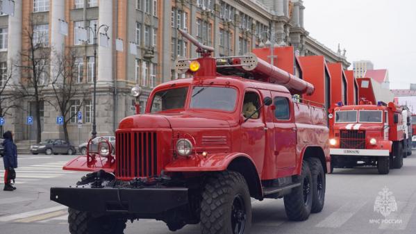 По центру Екатеринбурга проехал конный обоз и ретро-пожарные машины - Фото 5