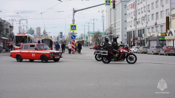 По центру Екатеринбурга проехал конный обоз и ретро-пожарные машины - Фото 6