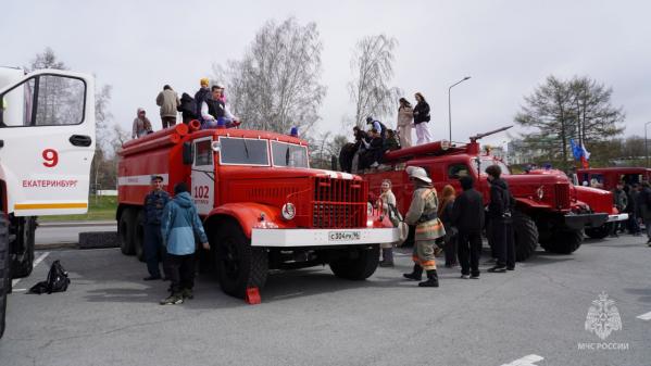 По центру Екатеринбурга проехал конный обоз и ретро-пожарные машины - Фото 7