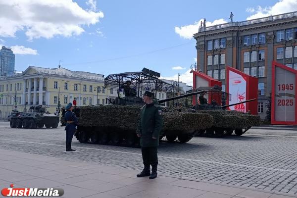 В Екатеринбурге прошла генеральная репетиция Парада Победы. ФОТО - Фото 4