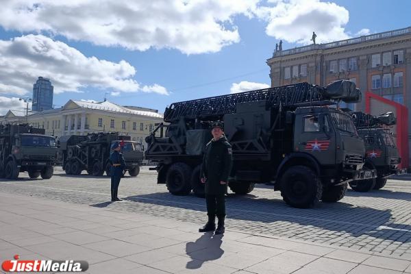 В Екатеринбурге прошла генеральная репетиция Парада Победы. ФОТО - Фото 9