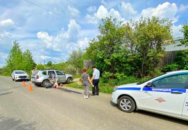 В Качканаре женщина-водитель Renault сбила двух подростков на мотоцикле - Фото 2