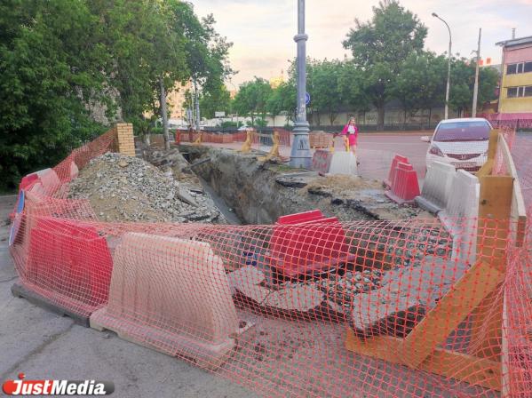 Жители двух домов на ВИЗе оказались почти «заперты» в своих дворах из-за коммунальщиков - Фото 3