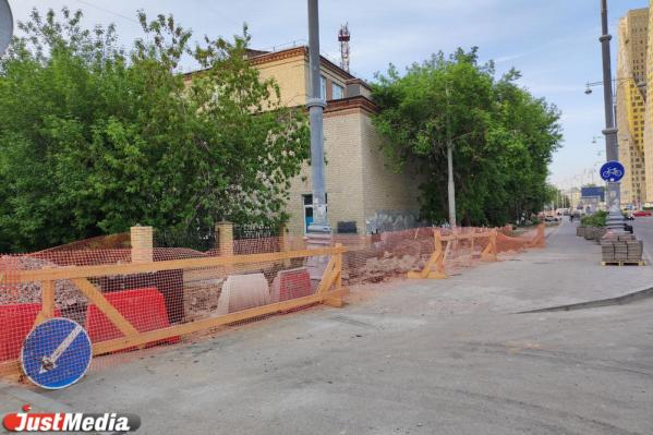 Жители двух домов на ВИЗе оказались почти «заперты» в своих дворах из-за коммунальщиков - Фото 2