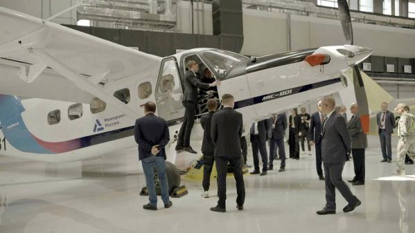 Соловьев посетил Уральский авиазавод, инженеров которого ранее призывал наказать - Фото 3