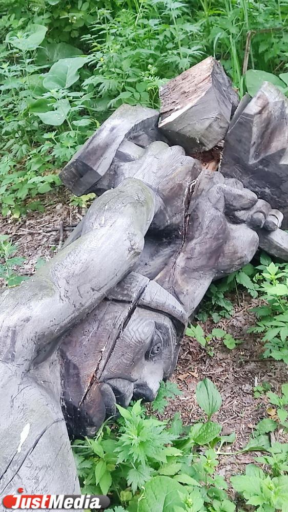 В парке лесоводов России упала деревянная скульптура рудокопа - Фото 2