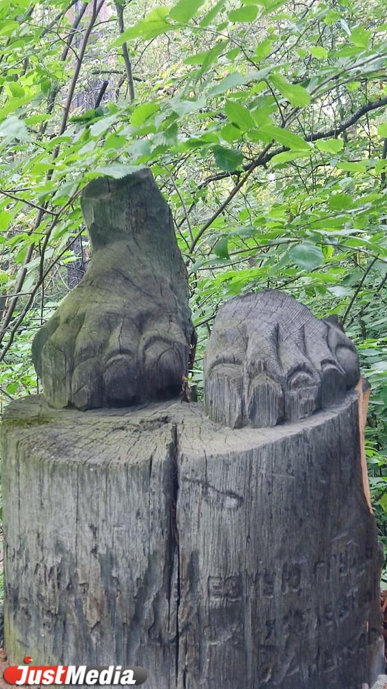 В парке лесоводов России упала деревянная скульптура рудокопа - Фото 3