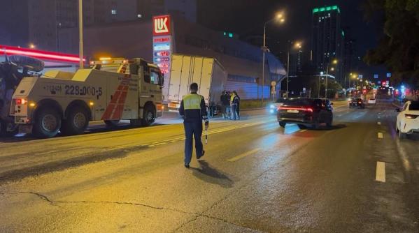 В Екатеринбурге пьяный водитель грузовика снес семь машин и травмировал шестимесячную девочку - Фото 3