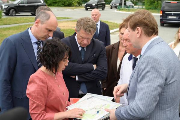 Денис Паслер показал Михаилу Мурашко ключевые медобъекты Екатеринбурга - Фото 3