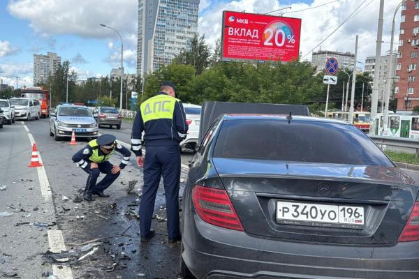 Возле парка Маяковского водитель Mercedes снес две машины на встречке и сбежал с места ДТП - Фото 2