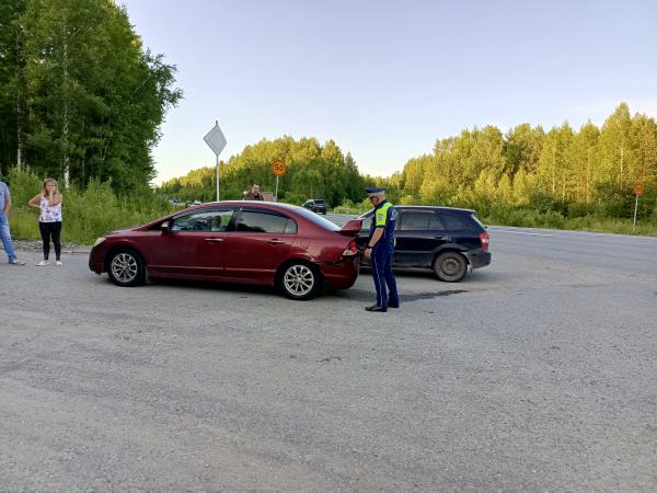В Свердловской области в столкновении трех машин пострадали семилетняя девочка и ее брат - Фото 2