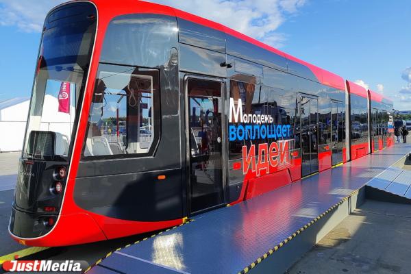 Футуристические трамваи, робоконсьерж и другие яркие стенды нулевого дня ИННОПРОМ-2025 - Фото 2