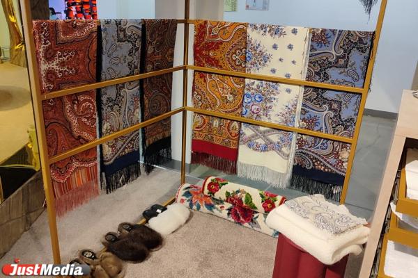 Футуристические трамваи, робоконсьерж и другие яркие стенды нулевого дня ИННОПРОМ-2025 - Фото 11