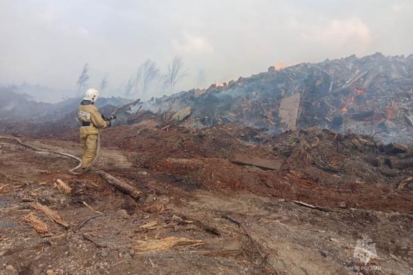 В Бисерти пожарные вторые сутки тушат горящие отходы лесопилки - Фото 3