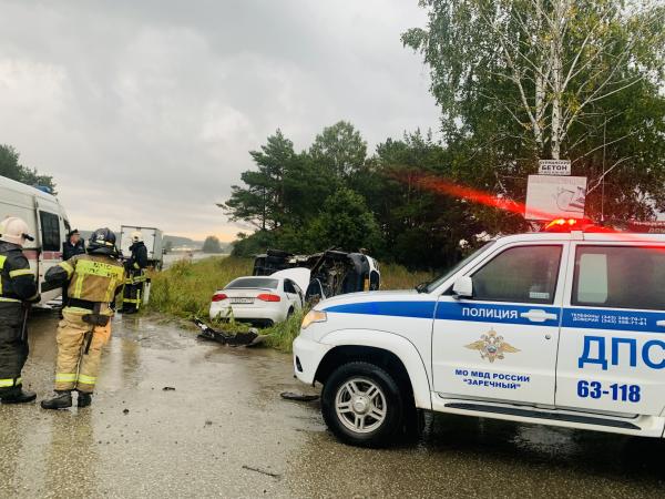 Под Заречным автобус столкнулся с «Ауди» и перевернулся - Фото 2