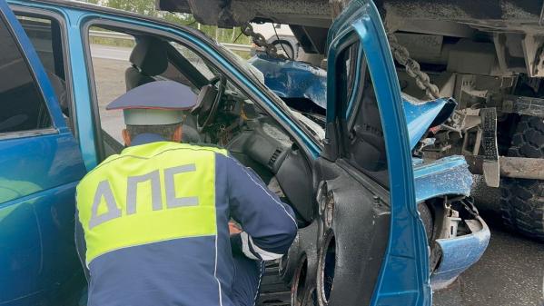 На Серовском тракте водитель «десятки» влетел в грузовик. Пострадали три человека - Фото 2