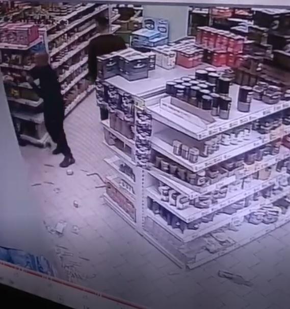 В Екатеринбурге мужчина с другом подрался с продавцом магазина, а у другого отобрал телефон  - Фото 2