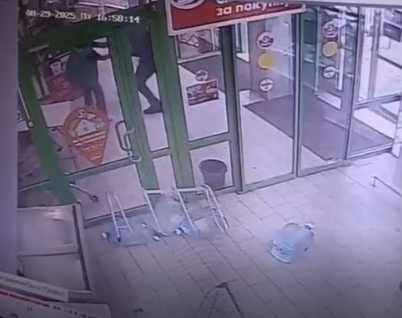 В Екатеринбурге мужчина с другом подрался с продавцом магазина, а у другого отобрал телефон  - Фото 3