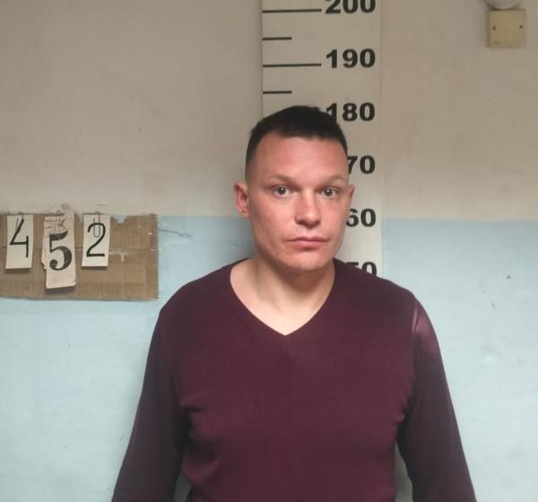 В Екатеринбурге мужчина с другом подрался с продавцом магазина, а у другого отобрал телефон  - Фото 4