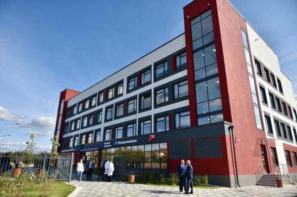 Денис Паслер открыл в Артемовском четырехэтажную поликлинику за 1,4 млрд рублей - Фото 2