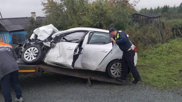 В Ревде водитель «Киа» залетел под пассажирский автобус - Фото 2