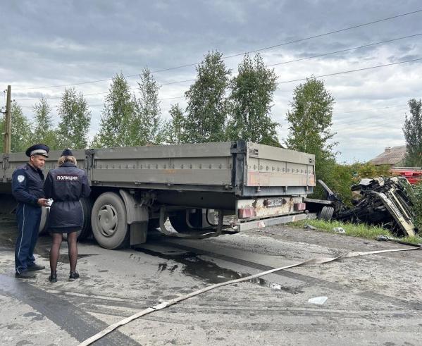 Под Сухим Логом лоб в лоб столкнулись два большегруза и улетели в кювет - Фото 2