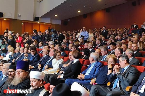 Четыре губернатора в зале, но есть нюанс. Как прошла инаугурация Дениса Паслера - Фото 2