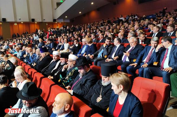 Четыре губернатора в зале, но есть нюанс. Как прошла инаугурация Дениса Паслера - Фото 3