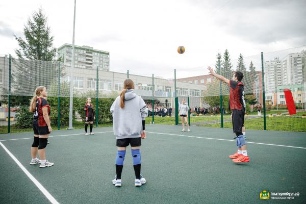 В Екатеринбурге в школе №85 открыли новый стадион - Фото 2