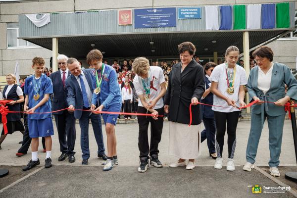 В Екатеринбурге в школе №85 открыли новый стадион - Фото 4
