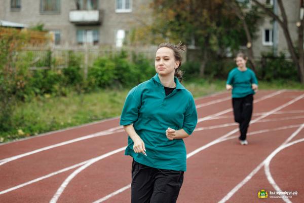 В Екатеринбурге в школе №85 открыли новый стадион - Фото 5