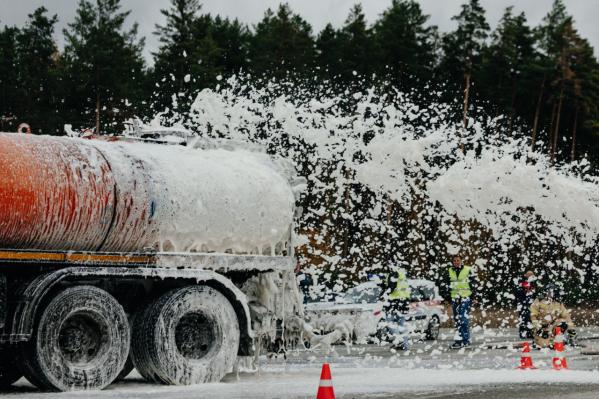 «Бензовоз столкнулся с автобусом с детьми»: на Тюменском тракте прошли спецучения по ликвидации ЧС на автодорогах - Фото 3