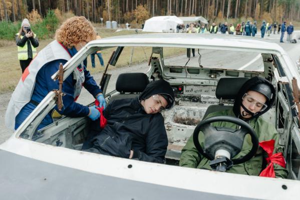 «Бензовоз столкнулся с автобусом с детьми»: на Тюменском тракте прошли спецучения по ликвидации ЧС на автодорогах - Фото 4