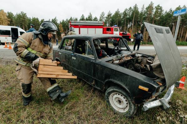 «Бензовоз столкнулся с автобусом с детьми»: на Тюменском тракте прошли спецучения по ликвидации ЧС на автодорогах - Фото 7