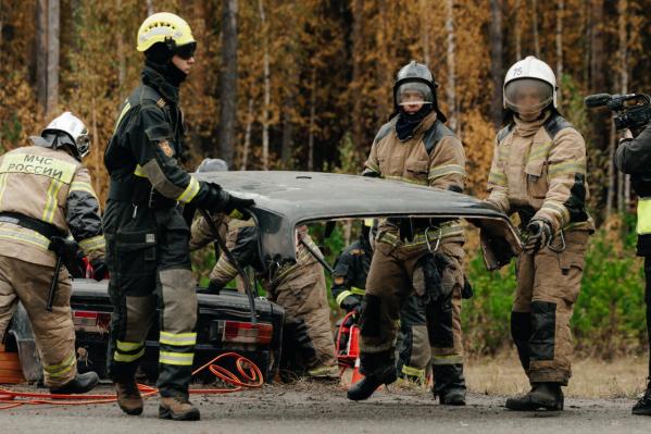 «Бензовоз столкнулся с автобусом с детьми»: на Тюменском тракте прошли спецучения по ликвидации ЧС на автодорогах - Фото 8