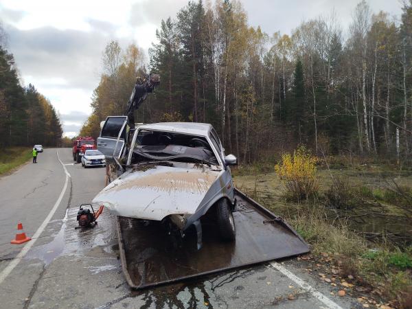 В Свердловской области водитель ВАЗа улетел в водоем. Один человек погиб - Фото 3