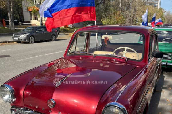 Выстроились в форме числа 89: в Екатеринбурге отметили присоединение ЛДНР, Херсона и Запорожья к РФ - Фото 2