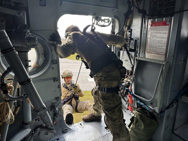 ОМОН и СБОРБ отработали навыки десантирования с вертолета Ми-8 без парашютов - Фото 4