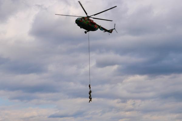 ОМОН и СБОРБ отработали навыки десантирования с вертолета Ми-8 без парашютов - Фото 5