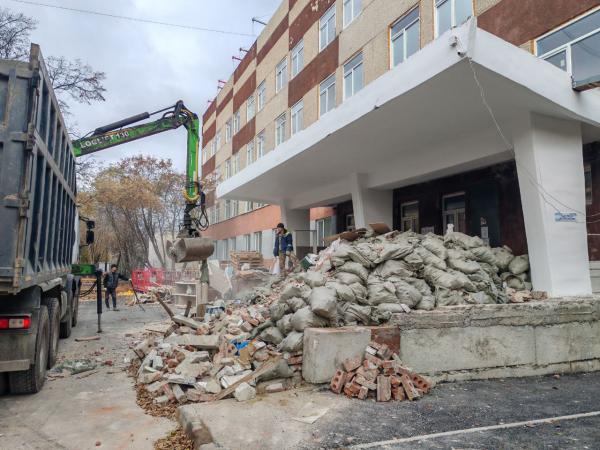 В Екатеринбурге капремонт детской поликлиники на Санаторной выходит на финишную прямую - Фото 5