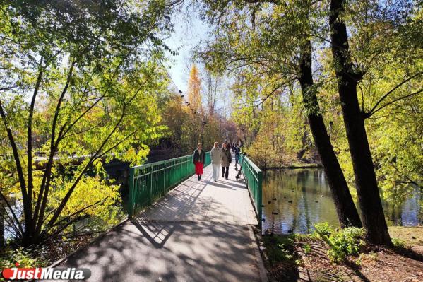 Скоро «золотая» осень все». Екатеринбуржцы заполонили парки, чтобы погулять и сделать красивые фото  - Фото 4