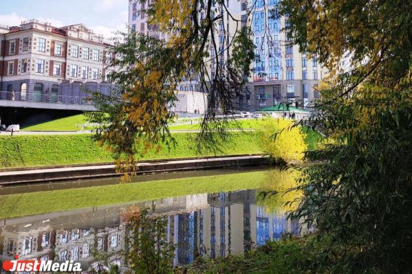 Скоро «золотая» осень все». Екатеринбуржцы заполонили парки, чтобы погулять и сделать красивые фото  - Фото 9