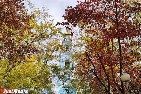 Скоро «золотая» осень все». Екатеринбуржцы заполонили парки, чтобы погулять и сделать красивые фото  - Фото 10