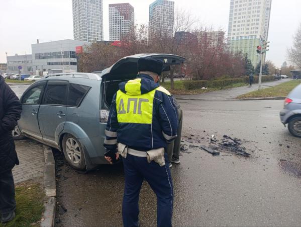 В Екатеринбурге Jetour и Mitsubishi не поделили дорогу. Пострадали дети и оба водителя - Фото 2