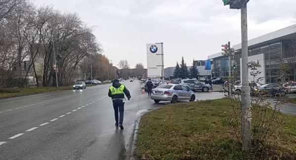 В Екатеринбурге Jetour и Mitsubishi не поделили дорогу. Пострадали дети и оба водителя - Фото 3