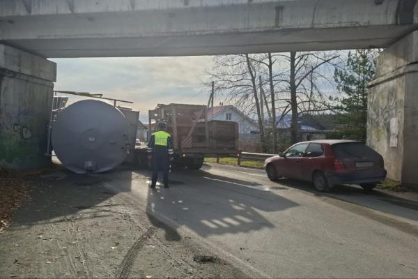 В Ревде водитель грузовика опрокинул цистерну, проезжая под мостом - Фото 2