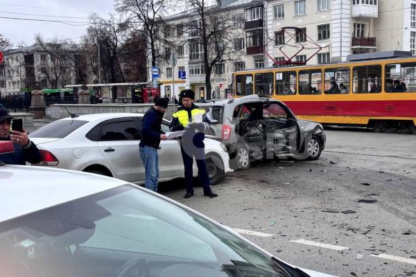 Пьяный водитель каршеринга спровоцировал массовое ДТП, уходя от полицейской погони в центре Екатеринбурга - Фото 2
